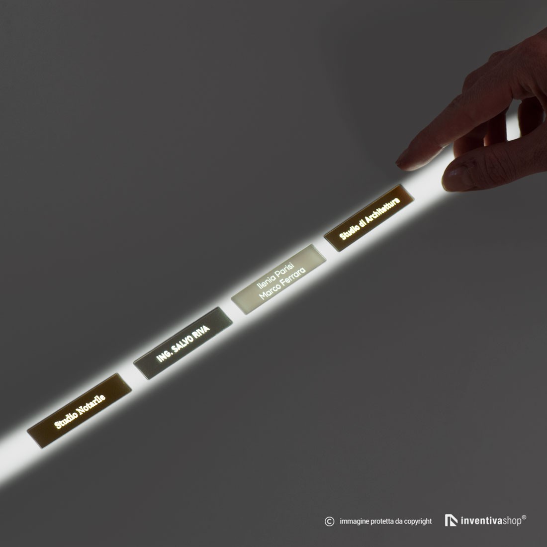 Targhetta per citofono personalizzabile in laminato plastico retro  illuminabile targa color oro e rosso 1,5